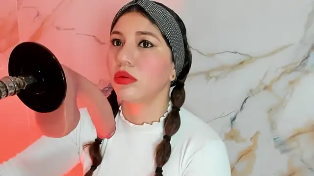 hade cute online show from June 18, 2026, 2:22 pm