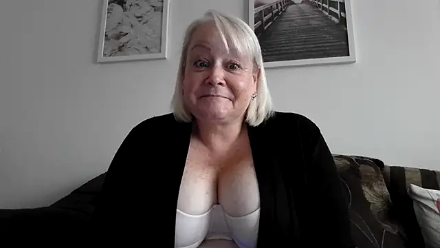 ANNIE XXXUK online show from January 15, 2025, 1:52 pm