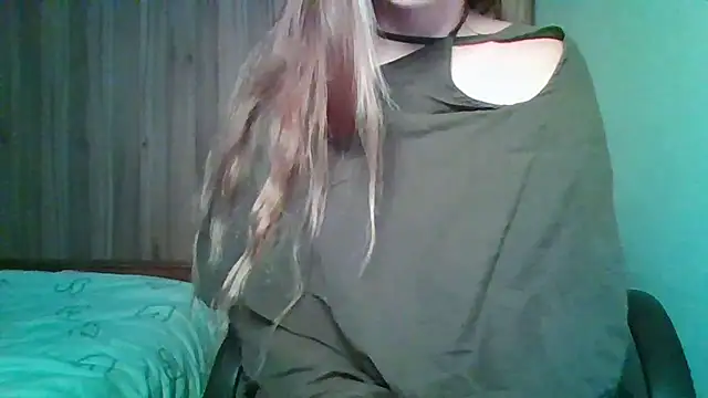 Evasapples online show from November 17, 2025, 10:03 pm