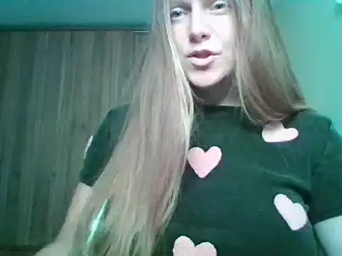 Evasapples online show from October 5, 2025, 7:04 pm