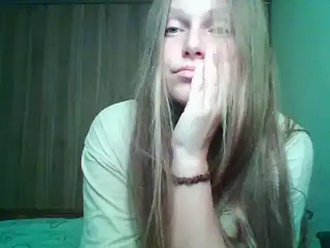 Evasapples online show from October 23, 2025, 9:57 pm