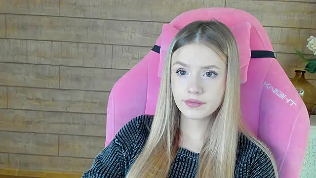 MilanaBalmain online show from October 4, 2025, 4:25 am