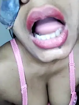 Snapshot of Zaraangle chatting on October 10, 2025, 11:55 am Zaraangle online show from October 10, 2025, 11:55 am