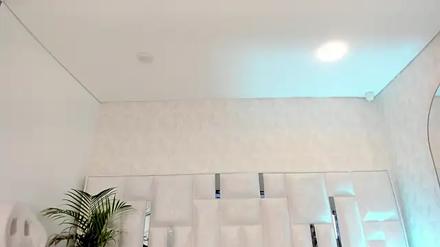 im nika  online show from September 26, 2025, 1:18 pm