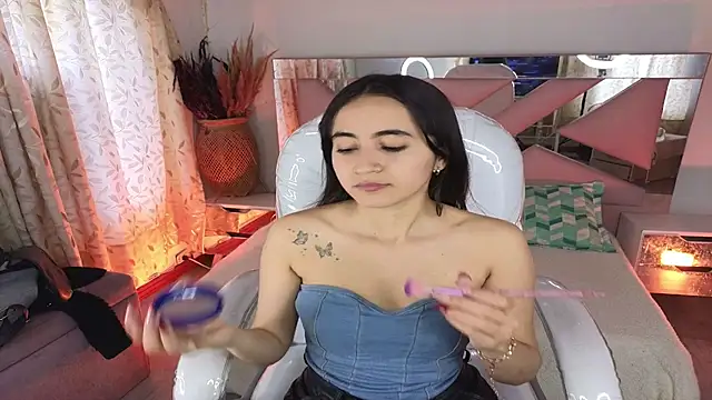 Mia Fischer online show from December 3, 2025, 7:46 pm