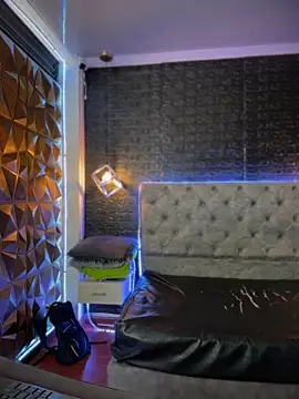 Paloma  LS online show from December 4, 2025, 7:35 pm