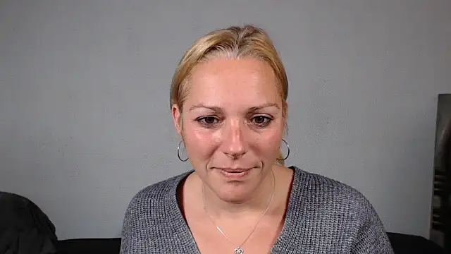 Doucelouve9 online show from December 18, 2025, 5:17 pm