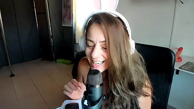 Snapshot of jessiburningheels chatting on February 21, 2025, 10:17 am jessiburningheels online show from February 21, 2025, 10:17 am