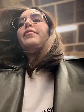 meow girl online show from October 6, 2025, 3:46 pm