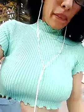 chloewildd  online show from September 12, 2025, 9:47 pm