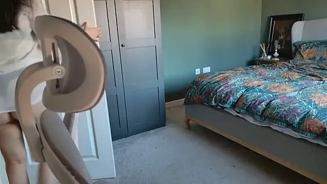 flatwhite0 online show from February 4, 2025, 10:00 am