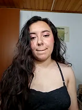 Snapshot of Emi_chik chatting on May 29, 2026, 5:57 am Emi chik online show from May 29, 2026, 5:57 am