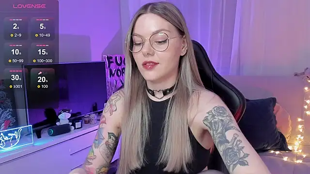 Snapshot of Marta_May_ chatting on October 8, 2025, 6:19 pm Marta May online show from October 8, 2025, 6:19 pm