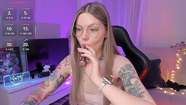 Snapshot of Marta_May_ chatting on October 10, 2025, 5:25 pm Marta May online show from October 10, 2025, 5:25 pm