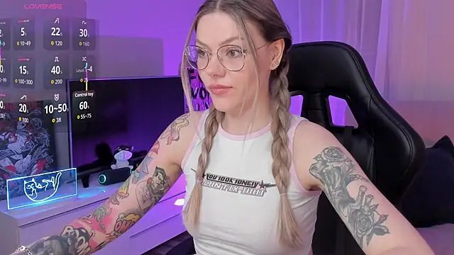 Snapshot of Marta_May_ chatting on October 12, 2025, 5:25 pm Marta May online show from October 12, 2025, 5:25 pm