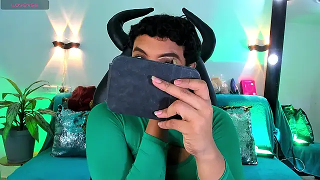 Snapshot of Emili_Roux chatting on July 25, 2026, 10:43 am Emili Roux online show from July 25, 2026, 10:43 am