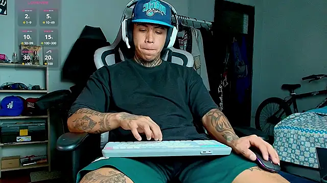 Nickhot0609 online show from October 9, 2025, 4:18 pm