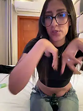 Snapshot of AleFantasy0001 chatting on August 4, 2026, 1:32 am AleFantasy0001 online show from August 4, 2026, 1:32 am