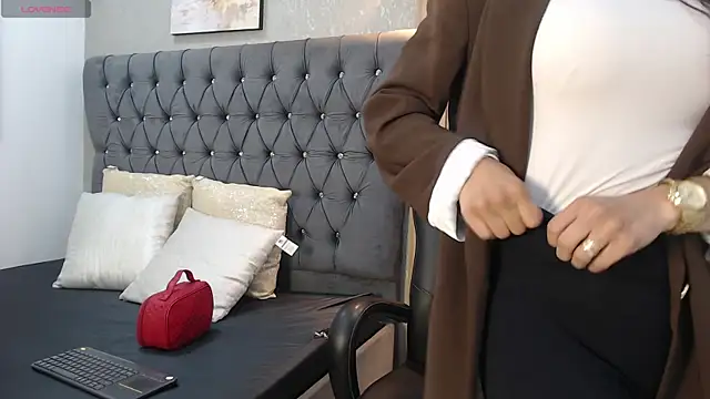 Snapshot of Melodi_Roux chatting on July 13, 2026, 1:43 pm Melodi Roux online show from July 13, 2026, 1:43 pm