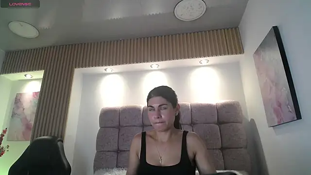 Snapshot of Melodi_Roux chatting on July 31, 2026, 3:53 pm Melodi Roux online show from July 31, 2026, 3:53 pm