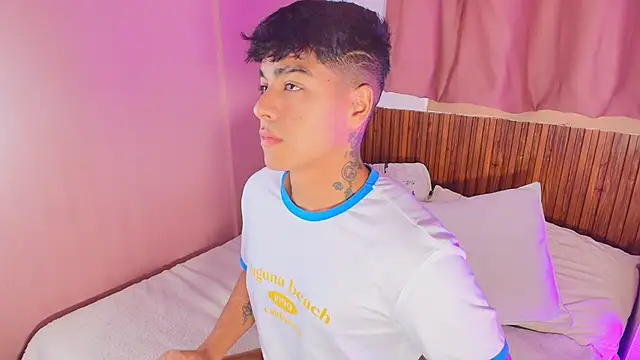 kiing azahell online show from March 11, 2026, 9:09 pm