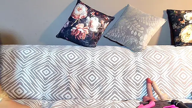 snowpanter online show from September 15, 2025, 7:53 am