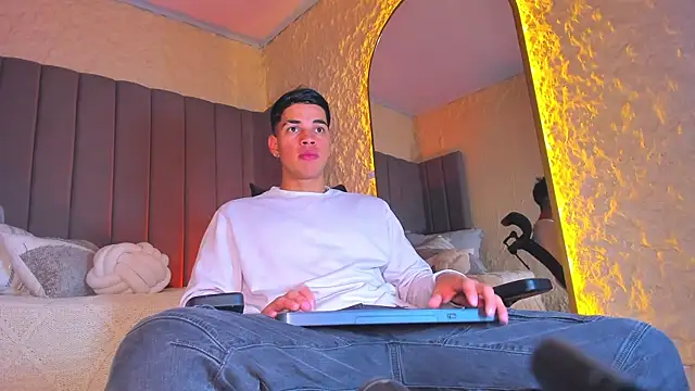 Benjamin More online show from December 3, 2025, 3:51 am