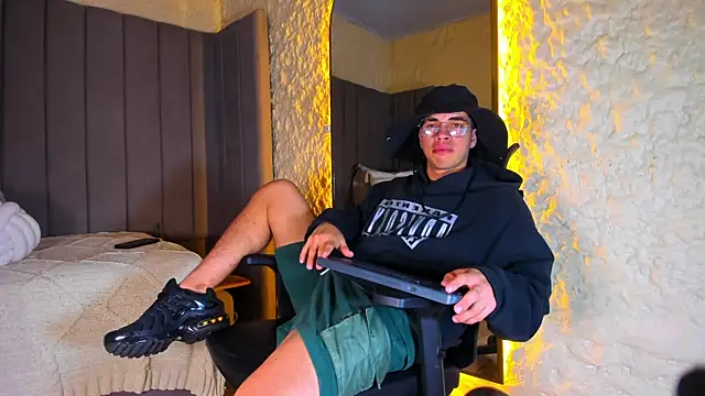 Benjamin More online show from December 18, 2025, 2:16 am