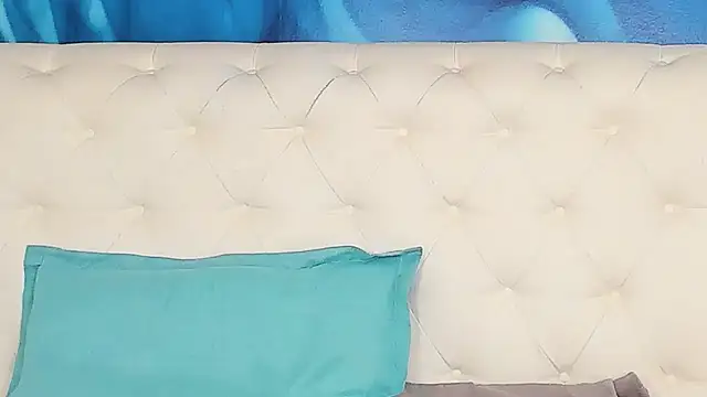 SkinnyDolly online show from April 22, 2026, 2:18 am