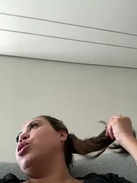 Snapshot of lariic chatting on March 6, 2026, 1:28 pm lariic online show from March 6, 2026, 1:28 pm