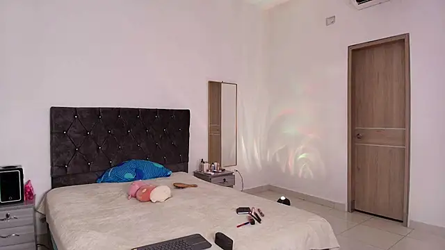 AuroraFiore online show from October 4, 2025, 2:35 am