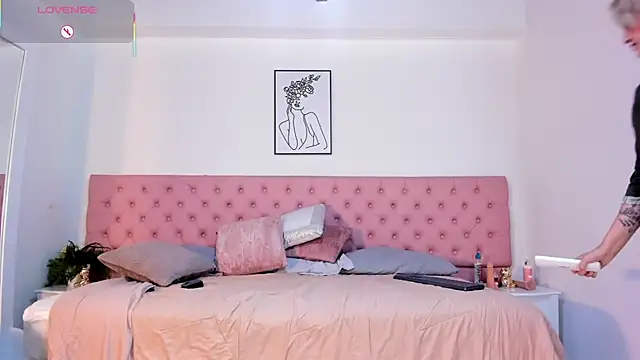 CarolinaGlamour online show from November 18, 2025, 7:50 pm