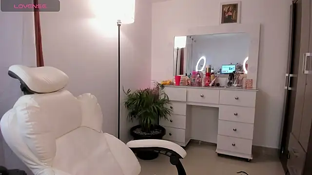 Niicoleta online show from December 13, 2025, 8:04 pm