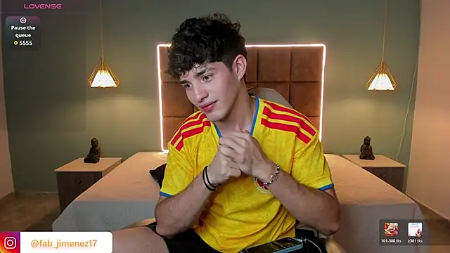 AlejooTwink online show from June 18, 2026, 4:44 am