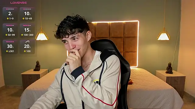 AlejooTwink online show from June 6, 2026, 3:45 am