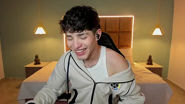 AlejooTwink online show from June 12, 2026, 3:37 am