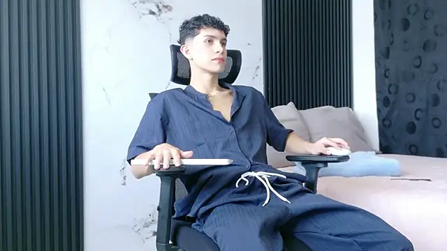 Noah tyler  online show from December 5, 2025, 5:44 pm