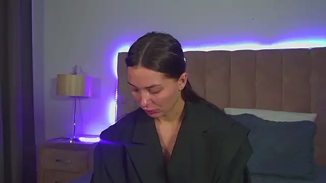 AlexandraBloom online show from November 30, 2025, 6:09 pm