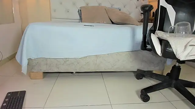 Slut Milf  online show from March 1, 2025, 10:42 pm