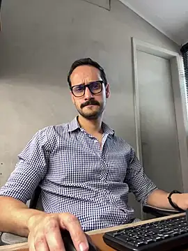 Snapshot of Superdad chatting on December 6, 2024, 5:49 pm Superdad online show from December 6, 2024, 5:49 pm