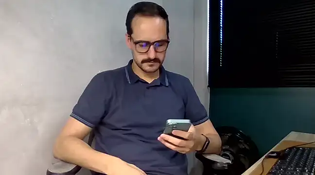 Snapshot of Superdad chatting on December 9, 2024, 1:55 pm Superdad online show from December 9, 2024, 1:55 pm