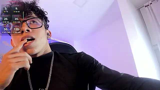 AkazaBoy  online show from September 17, 2025, 9:06 pm