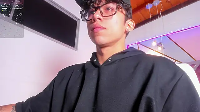 AkazaBoy  online show from May 13, 2026, 4:41 am
