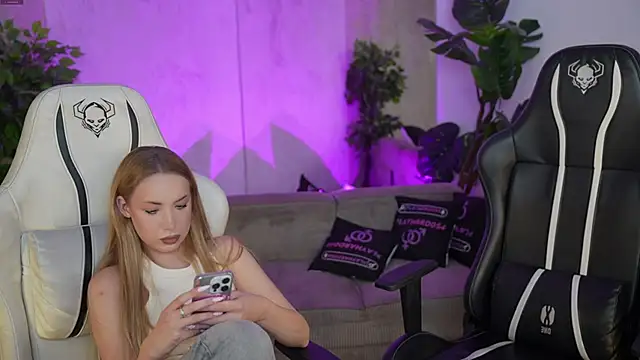 Magnetic Mia  online show from September 12, 2025, 11:48 pm