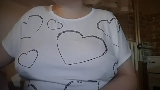 AalinnaK online show from December 1, 2025, 6:31 pm