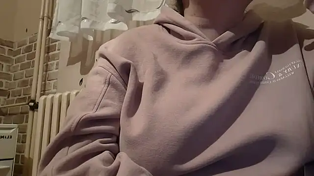 AalinnaK online show from February 19, 2025, 4:44 pm