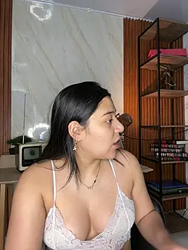 floriamANDjazmin online show from June 24, 2026, 6:50 pm