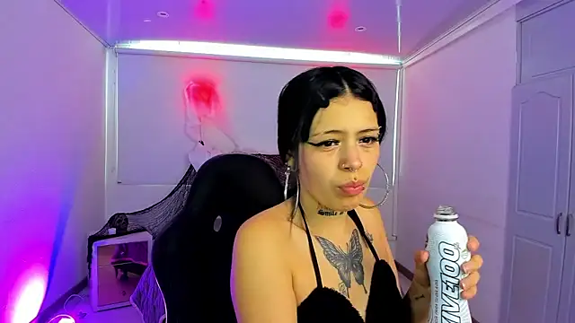 AuroraDiaz online show from October 28, 2025, 7:35 pm