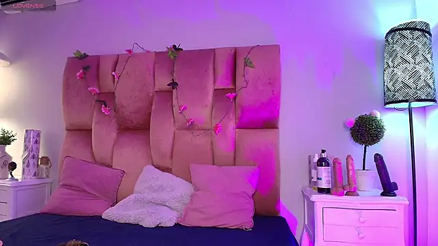 SweetBonniie online show from October 6, 2025, 12:06 pm