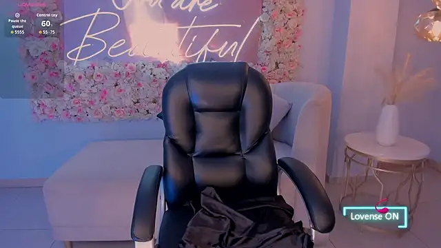 MaddisonLowe online show from November 11, 2025, 5:13 am